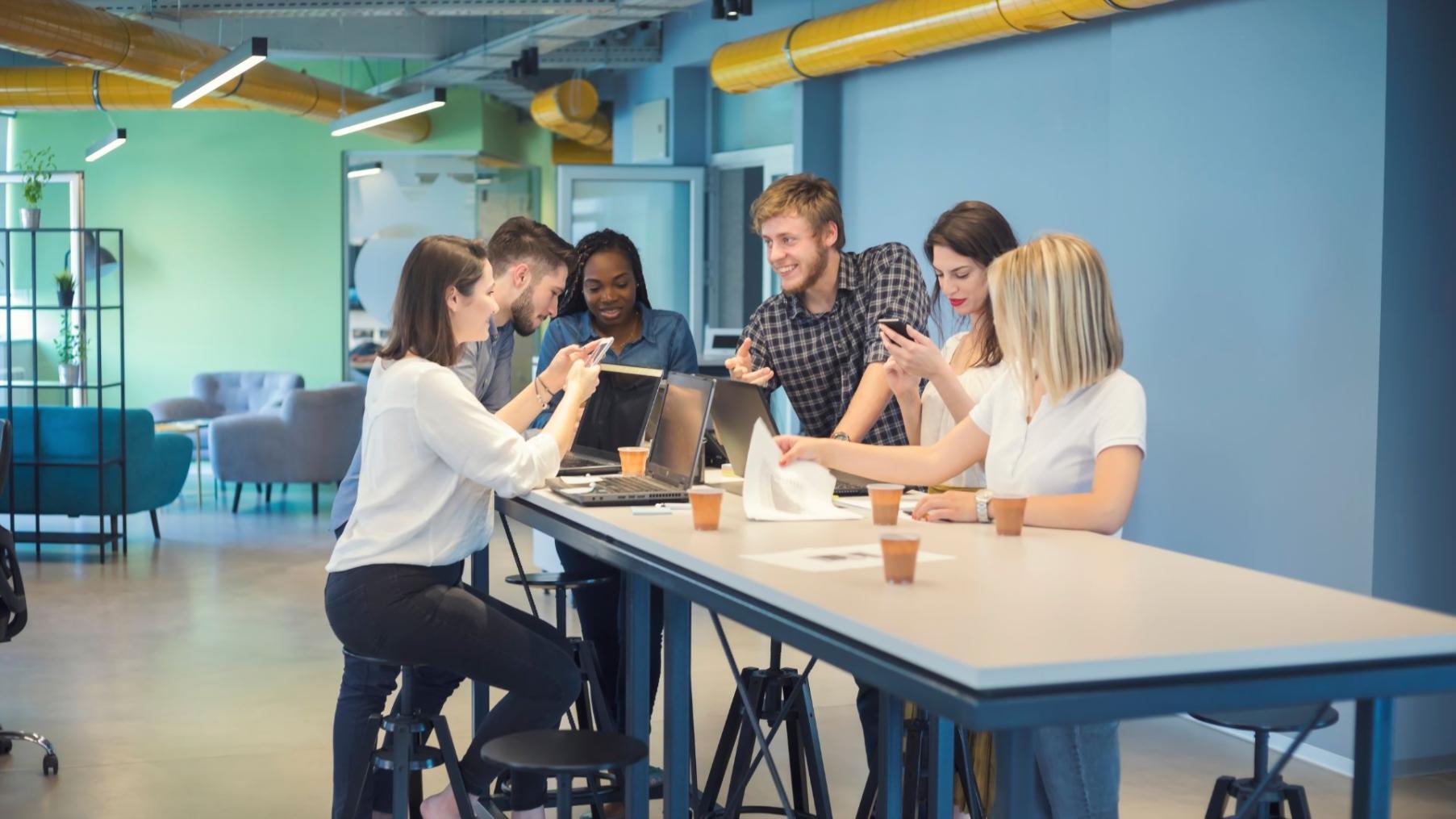 Person bei der Selbstreflexion mit Notizbuch