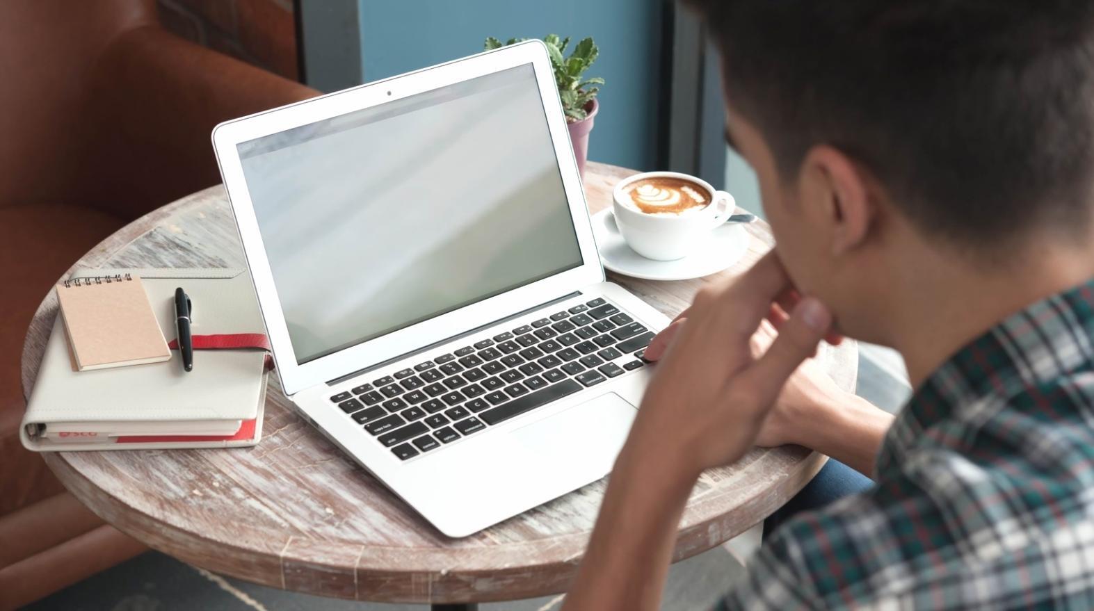 Teilnehmer bei Online-Kurs zur Selbstwahrnehmung